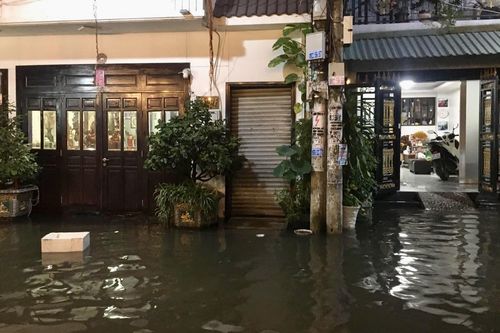 Nhiều tuyến đường tại TP Hồ Chí Minh ngập sâu trong nước
