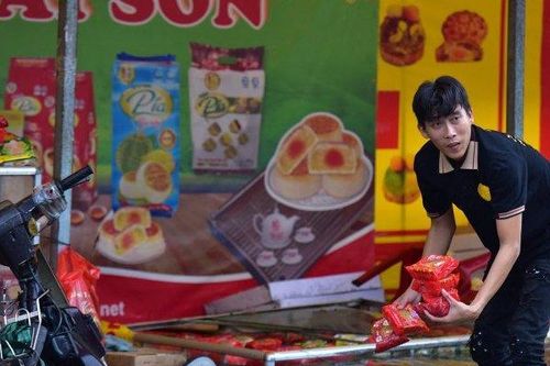 Mưa lớn, bánh trung thu trôi bồng bềnh giữa đường ở TP.HCM