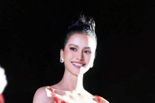 'Mỹ nữ chăn trâu' mê đồ cắt xẻ, có lần lao đao vì chiếc đầm xuyên thấu