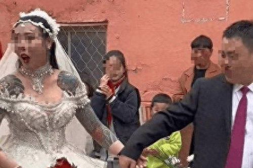 Cô dâu khiến quan khách 'choáng nhẹ' khi khoe hình xăm kín hai cánh tay