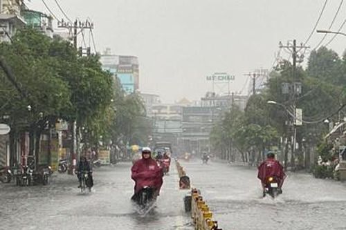 Mưa lớn kéo dài, nhiều tuyến đường của Thành phố Hồ Chí Minh chìm trong 'biển nước'