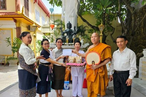 Đoàn Tổng Lãnh sự quán Lào tại Đà Nẵng viếng thăm và cúng dường An cư Kiết hạ tại chùa Tam Bảo