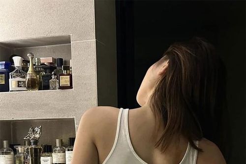 Hoa hậu Kỳ Duyên vén áo khoe eo con kiến