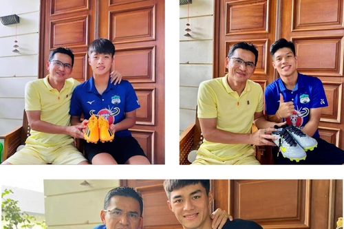 HLV Kiatisak tặng quà đặc biệt cho cầu thủ U23 Việt Nam
