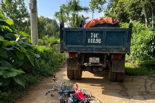 Hai chị em gặp nạn trên đường đến trường