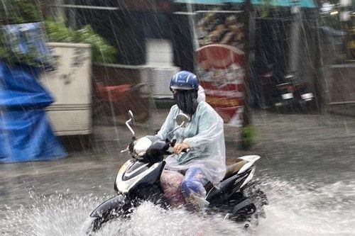 Mưa trắng trời từ sáng đến trưa, nhiều tuyến đường ở TP.HCM ngập lênh láng