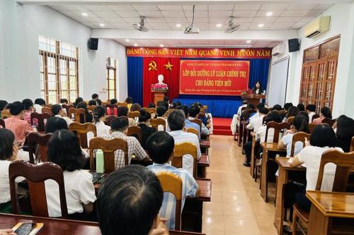 Đảng ủy Khối Các cơ quan tỉnh tổ chức Lớp bồi dưỡng lý luận chính trị cho gần 140 đảng viên mới