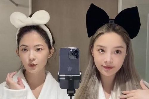 Selfie cùng con gái, bà mẹ U50 'gây sốt' vì ngoại hình hack tuổi