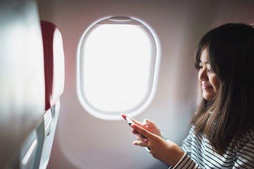 Vì sao các tiếp viên luôn nhắc hành khách mở cửa sổ khi máy bay cất và hạ cánh?
