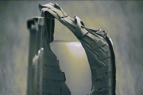 Kết quả khi dùng súng AK Nga bắn vào áo giáp Mỹ