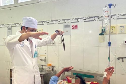 Giành giật sự sống cho người đàn ông ăn cả chảo nấm độc