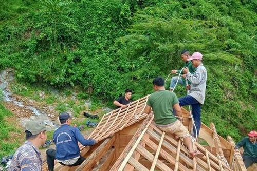 Thông đường, các lực lượng khẩn trương mang nhu yếu phẩm giúp dân bị cô lập nhiều ngày