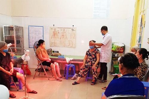 Tỷ lệ khám chữa bệnh bằng y học cổ truyền tại Long Biên đạt trên 40%