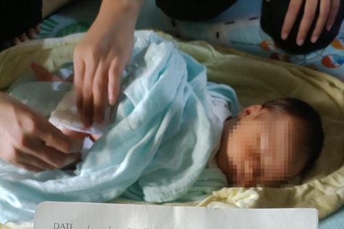 Mẹ sinh viên 'nhờ' người lạ nuôi con trai chưa đầy 1 tháng tuổi