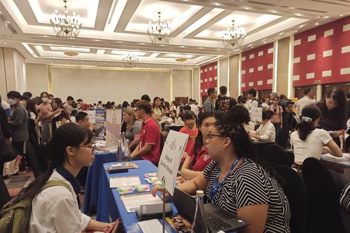 Hàng trăm học sinh, phụ huynh tham gia Triển lãm giáo dục Hoa Kỳ
