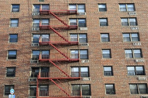Cầu thang thoát hiểm ngoài trời – Quy định 'sống còn' với nhà chung cư ở New York