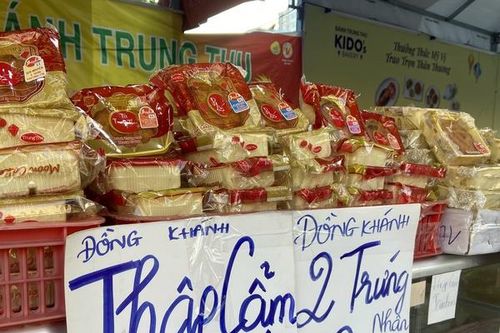TPHCM: Bánh trung thu chỉ còn 20k/cái, tiểu thương treo bảng 'điểm giải cứu', 'hẹn lại mùa sau'