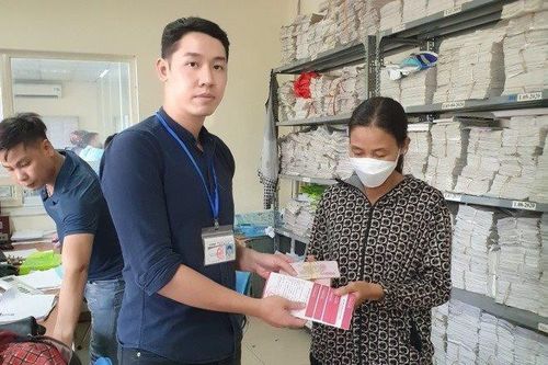 Transerco giao ba lô và sổ tiết kiệm trị giá hơn 2 tỷ đồng khách bỏ quên