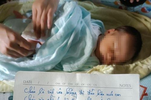 Hà Nội: Bé trai gần một tháng tuổi bị bỏ rơi trước cửa nhà dân