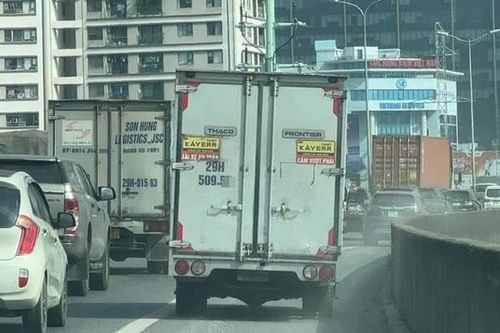 Đi vào làn khẩn cấp, lái xe bị phạt tiền, tước giấy phép lái xe 2 tháng