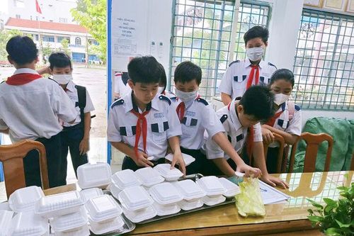 Ấm áp những nghĩa cử hỗ trợ học sinh khó khăn