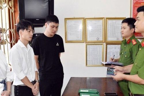 Khởi tố cặp vợ chồng dụ dỗ người dân làm thẻ ngân hàng rồi bán lại