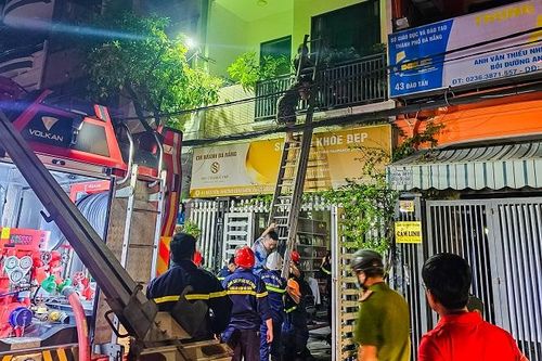 Nhanh chóng đưa 3 người ra ngoài an toàn trong vụ cháy nhà ở Đà Nẵng