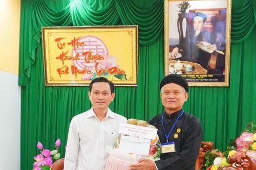 Thăm, tặng quà Ban Trị sự Trung ương Giáo hội Tịnh độ Cư sĩ Phật hội Việt Nam