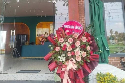 Thực hư việc hai cơ quan cấp huyện gửi lẵng hoa tặng quán cà phê ngày khai trương