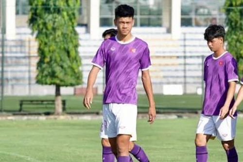 Sao Hoàng Anh Gia Lai cao 1m91, nổi bật trong đội hình U18 Việt Nam