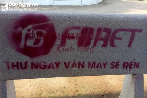 Hàng loạt ghế đá, cột điện bị phun sơn quảng cáo trang web cá độ, cờ bạc