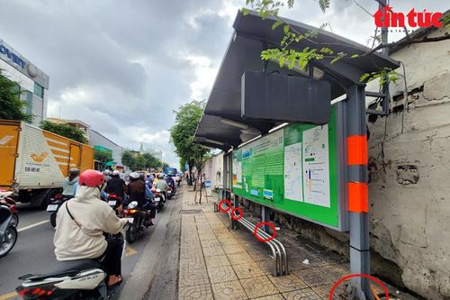 TP Hồ Chí Minh: Nhà chờ xe buýt xuống cấp trầm trọng, có nguy cơ đổ sập