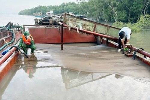 Chốt chặn chống vận chuyển cát trái phép qua vùng biển Cần Giờ
