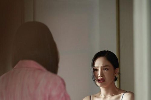 Màn ảnh Việt có thêm cặp 'chị chị em em' bên ngoài thân thiết bên trong mưu mô khó lường