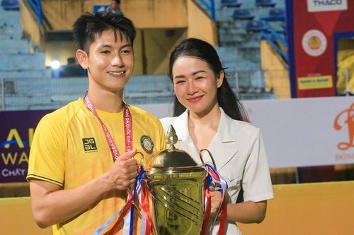 'Nam thần' đội tuyển Việt Nam tình từ với bạn gái ngày nhận siêu cúp