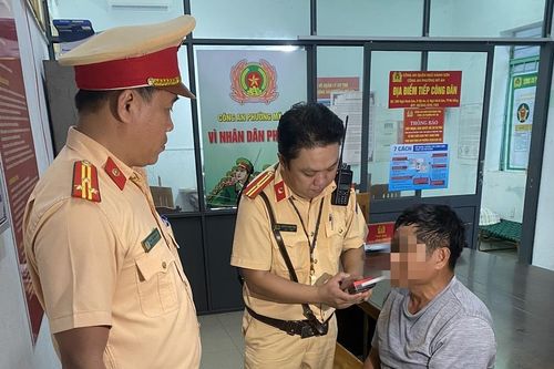 Tài xế liều chạy xe 'hết date' tông CSGT hòng tẩu thoát