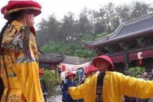 Hòa Thân sung sướng khoe Kỷ Hiểu Lam được ban 'áo miễn tội chết'