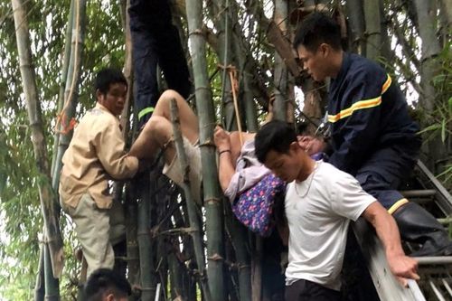 Giải cứu cụ ông 83 tuổi mắc kẹt trong bụi tre