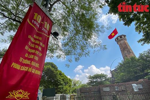 Đường phố Hà Nội rực rỡ cờ hoa chào mừng Ngày Giải phóng Thủ đô