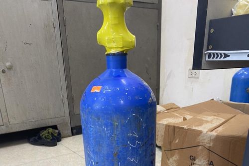 Tối khuya lén lút vận chuyển bình 'khí cười. vẫn không thoát