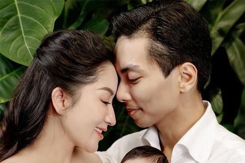 Khánh Thi - Phan Hiển khoe bộ ảnh gia đình dịp đầy tháng gái út