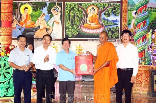 Sóc Trăng: Thăm, chúc mừng gia đình chính sách dịp Lễ Sene Dolta