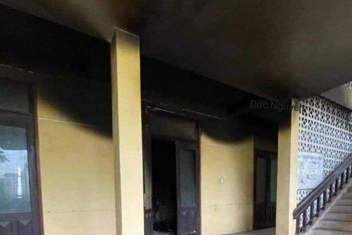 Tìm danh tính thi thể cháy đen trong trụ sở bỏ hoang