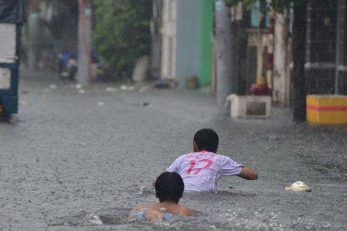Đường ở TP.HCM ngập sâu trong mưa lớn, nhiều người ngã nhào