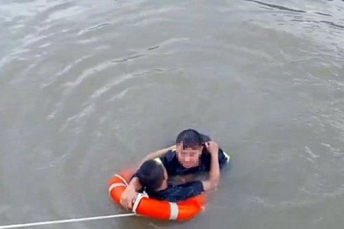 Thanh niên chới với trên dòng kênh và phản ứng cực nhanh của cảnh sát