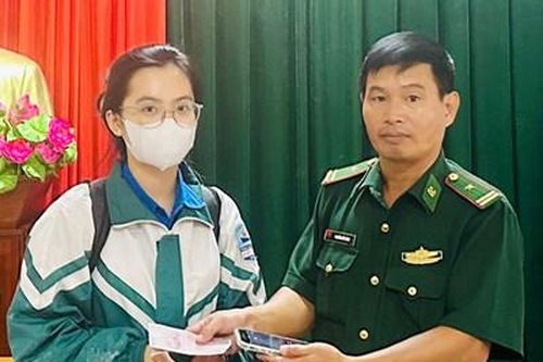 Thiếu tá Nguyễn Viết Công nhặt được của rơi trả người đánh mất