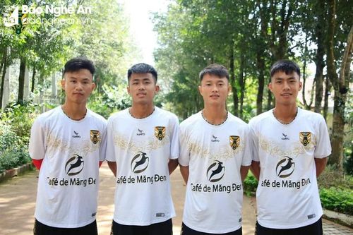 Sông Lam Nghệ An cho đội bóng hạng Ba mượn 4 'sao mai'