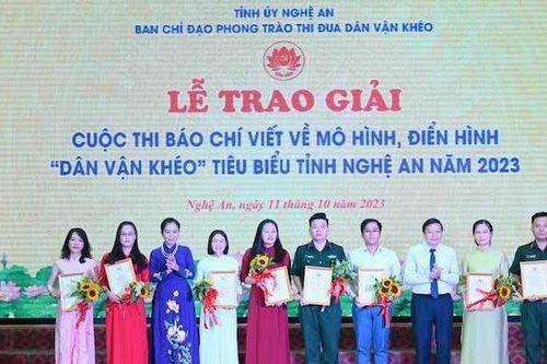 Phóng viên Tạp chí ĐS&PL đạt giải Nhì cuộc thi báo chí viết về mô hình, điển hình 'Dân vận khéo'