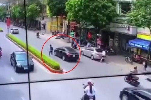 Clip học sinh gặp tai nạn vì chạy bộ 'tạt đầu' ô tô