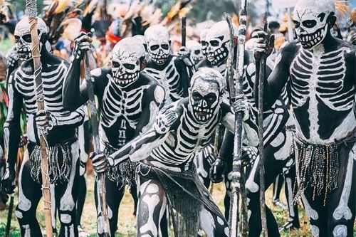 Bộ tộc kỳ quái với những 'bộ xương' di động, sống biệt lập giữa núi rừng